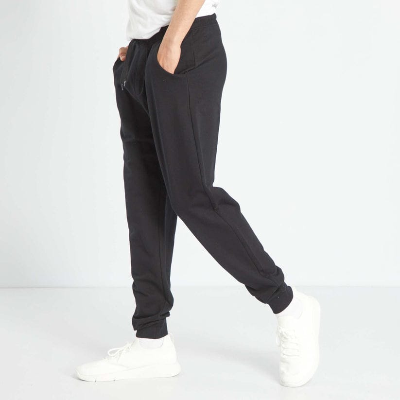 un pantalon de jogging pour homme très chic 